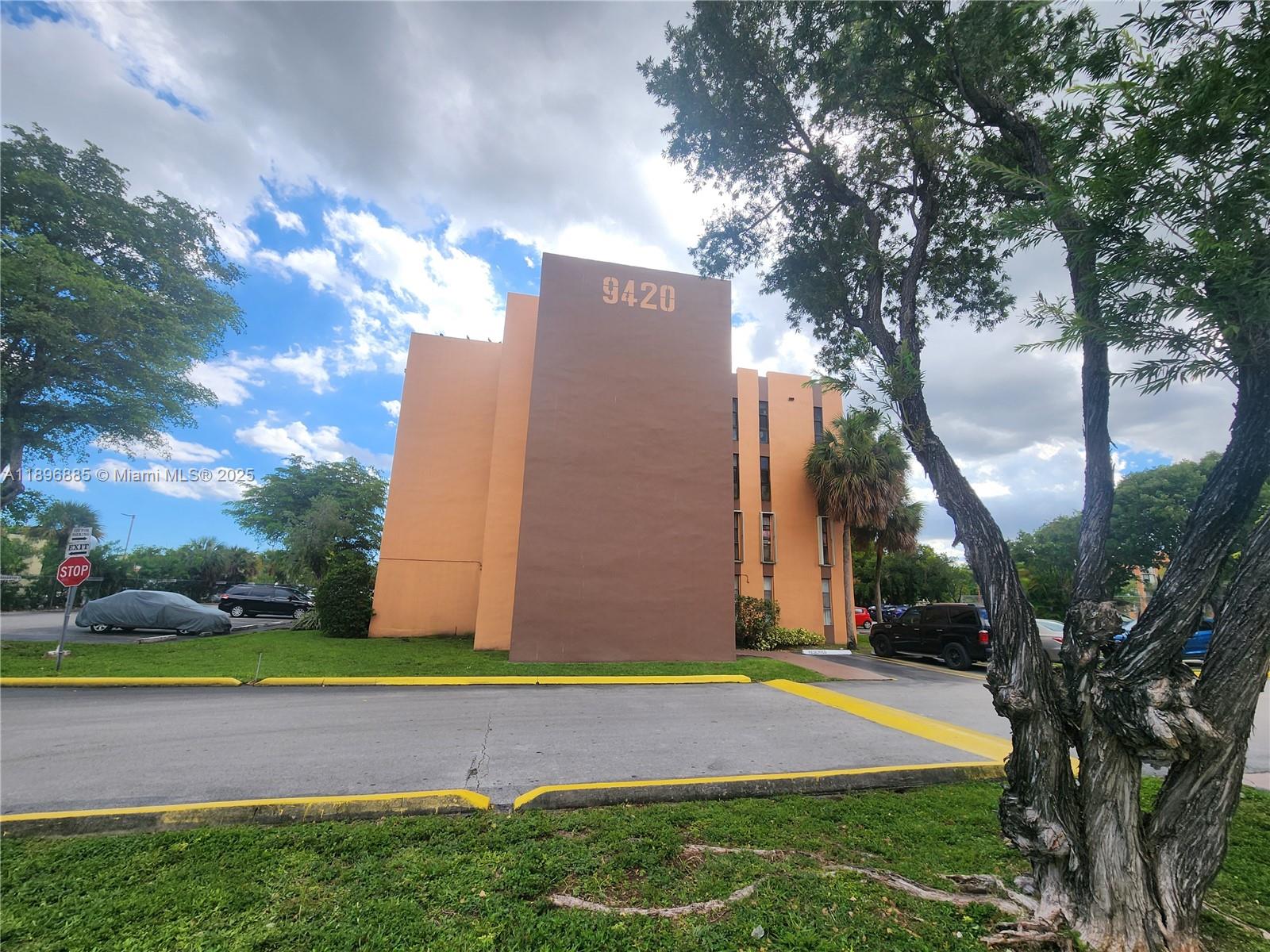 Versialles Gardens II Con