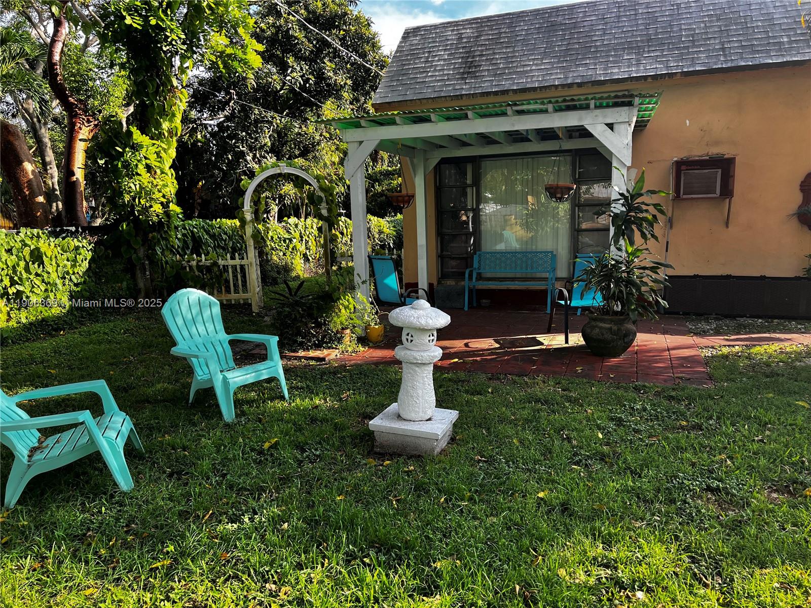 Hollywood Little Ranches