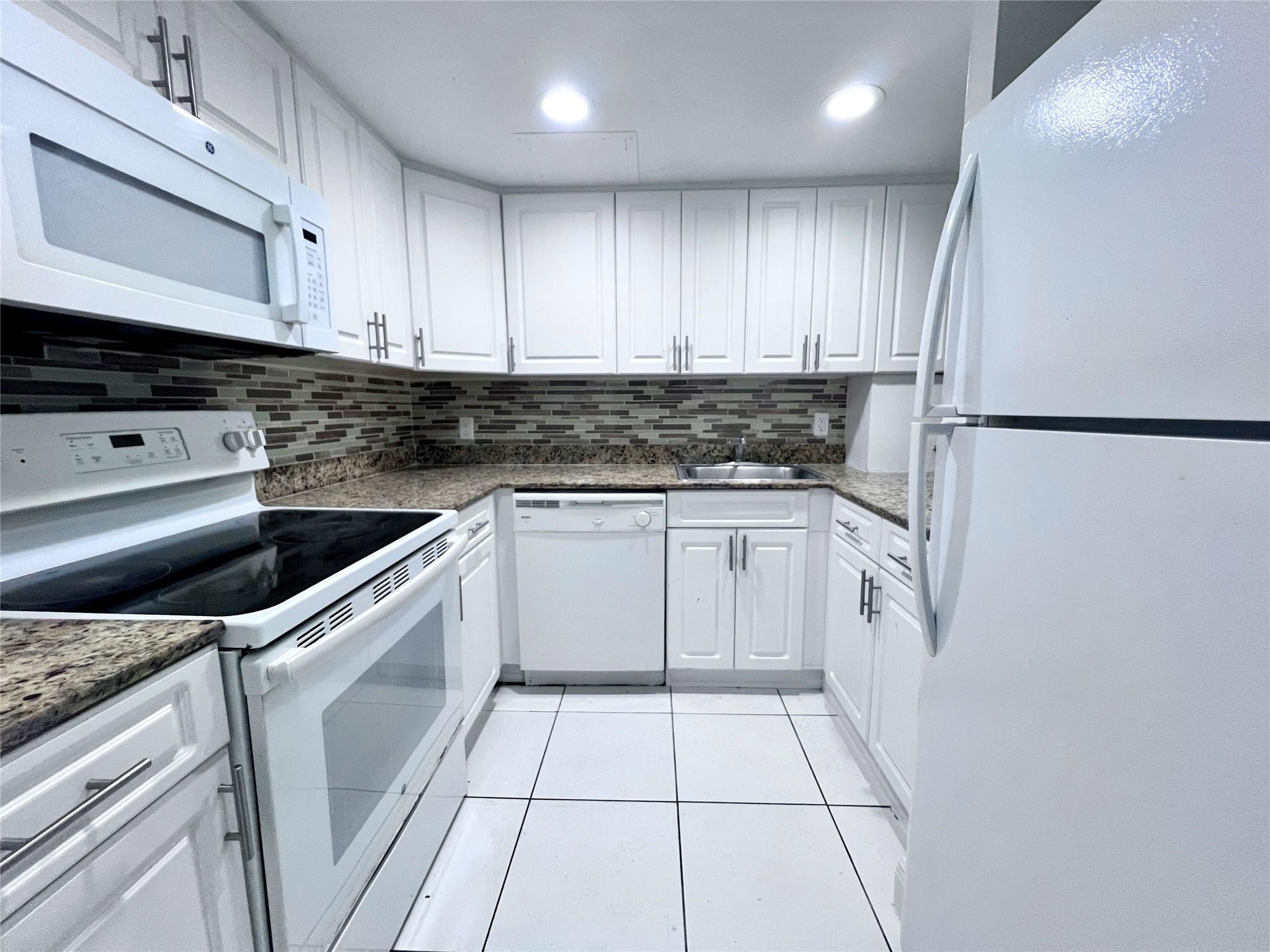 2500 Inverrary Club Apartments